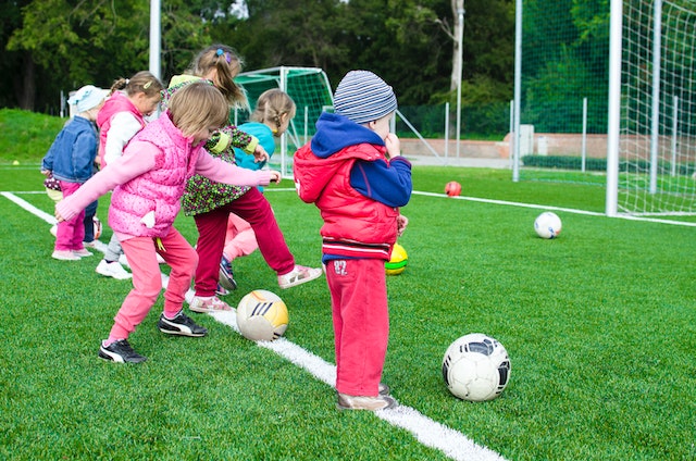 Niños pateando un balón de fútbol