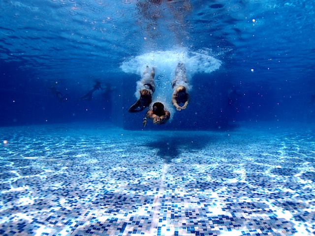 niños pequeños jugando en la piscina